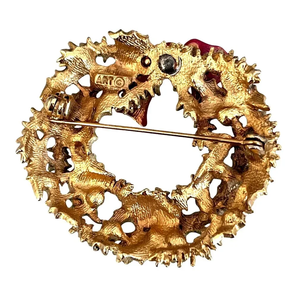 Vintage 1960s ART Christmas Wreath Brooch Enamel Rhinestone Gold Tone Pin - 8U